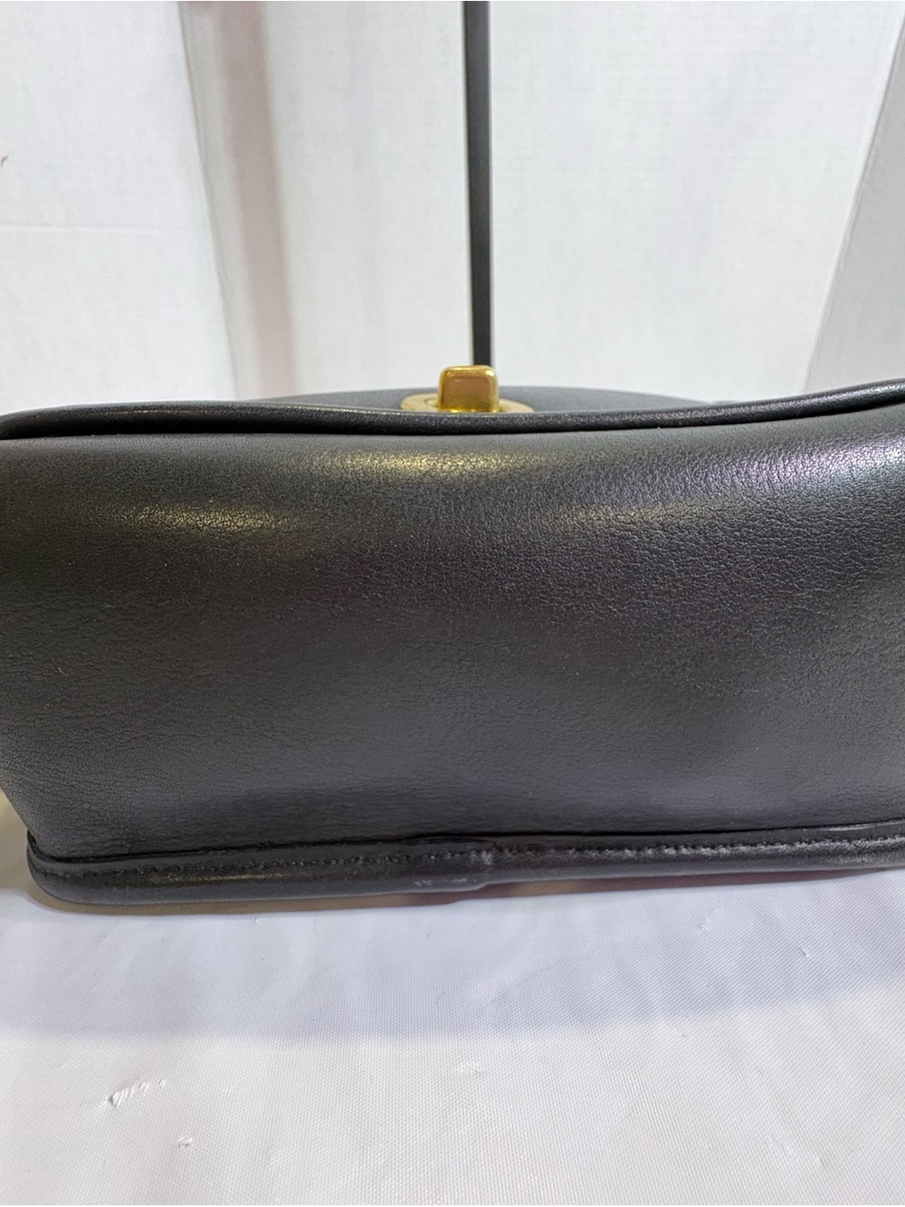 Vintage Classic Black Leather Crossbody Bag with Gold Turn-Lock - Picture 6 of 10